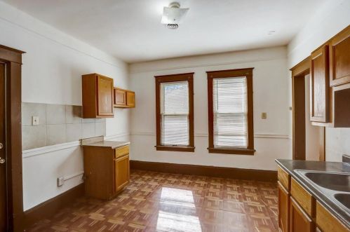 2438 7 St, Milwaukee WI 53215-3226 exterior