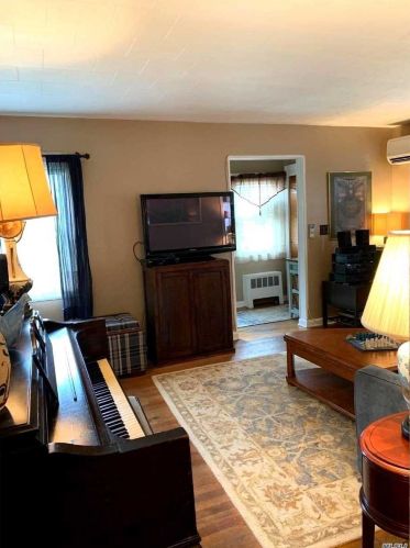 130 Haig Rd, Valley Stream NY 11581-2110 exterior