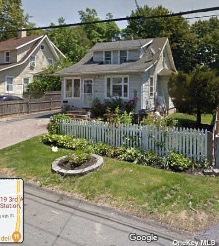19 3rd Ave, Huntington Station, NY 11746-1639