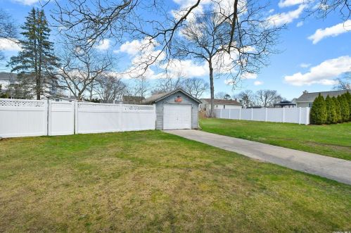 71 Pkwy Blvd, Hauppauge NY 11779-4650 exterior