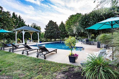 13606 Mt Prospect Dr, Rockville MD 20850-3510 exterior