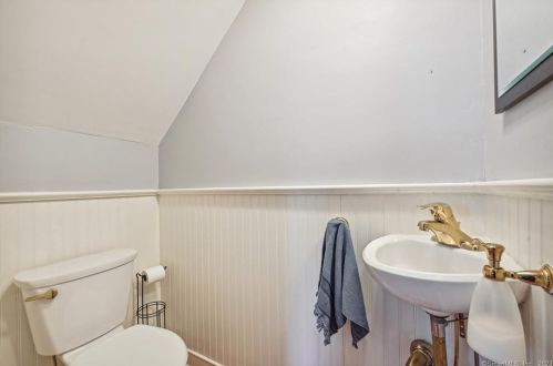 141 Cedarhurst Ln, Milford CT 06461-2721 exterior