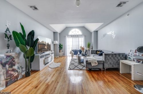 625 Hunterdon St, Newark NJ  07108 exterior