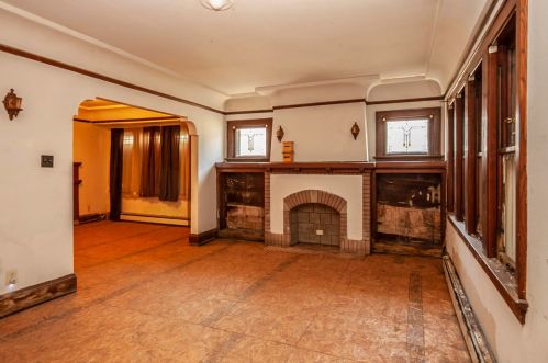 2524 16th St, Milwaukee, WI 53215-3038