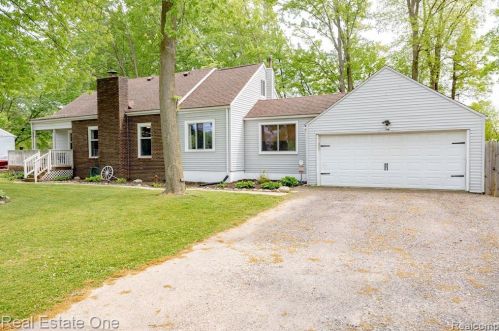 796 Michelson Rd, Rochester, MI 48307-5344