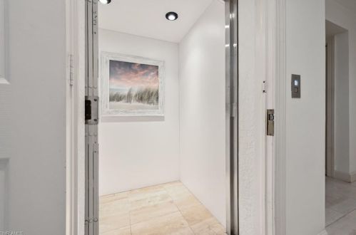 30 Casa Mar Ln, Naples FL 34103-3685 exterior