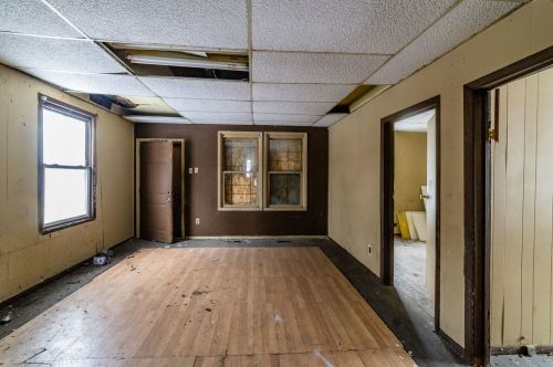 9002 Mackinaw Ave, Chicago IL 60617-4437 exterior