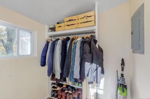 11 Mtn Rd, Wilton CT 06897-4912 exterior