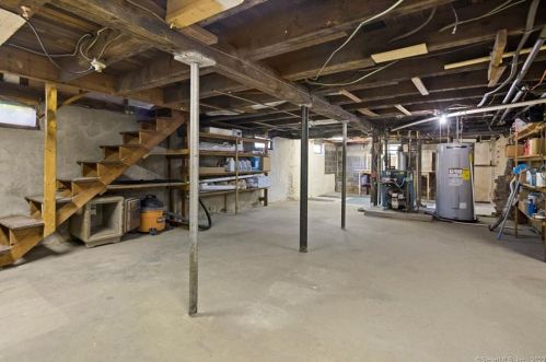 158 Center St, Windsor Locks CT 06096-2409 exterior