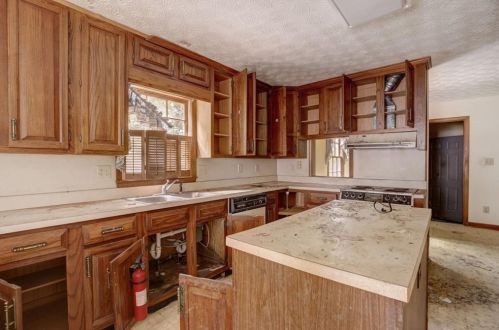 4195 King Springs Rd, Smyrna GA 30082-4211 exterior