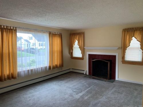 5 Foxcroft Rd, Enfield CT 06082-2430 exterior