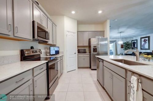 916 Bent Creek Dr, Fort Pierce FL  34947-1330 exterior