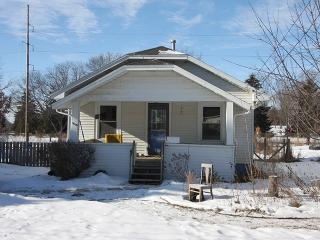 1618 Sheridan Dr, Madison, WI 53704-3835