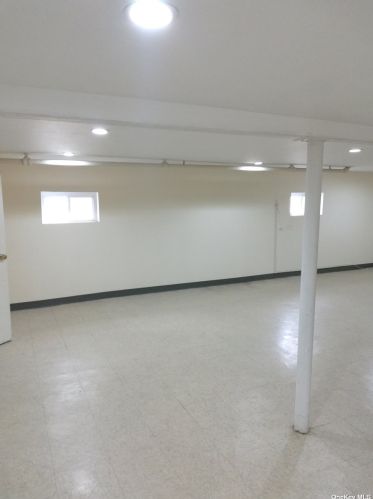 37 Fremont Rd, Valley Stream NY 11581-2106 exterior