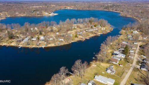 45551 Peninsula Dr, Grand Junction MI 49056-9462 exterior