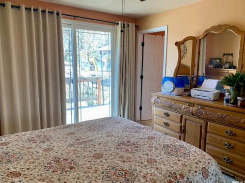 8672 Aspen Way, Sandy UT 84093-1827 exterior