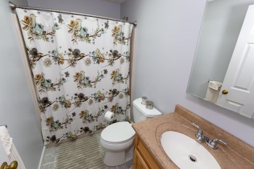 18 Vinton Dr, Concord NH 03303-1584 exterior