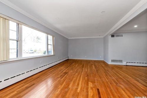 1081 Chestnut St, Valley Stream NY  11580-2157 exterior