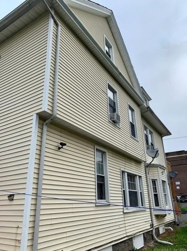 136 Washington Ter, Bridgeport CT  06604-3439 exterior