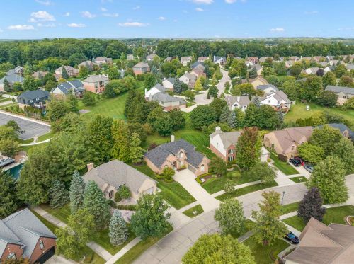 1039 Bloomview Cir, Rochester MI 48307-1728 exterior