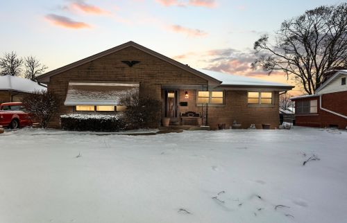 2841 Au Rene Cir, Milwaukee, WI 53227-3225