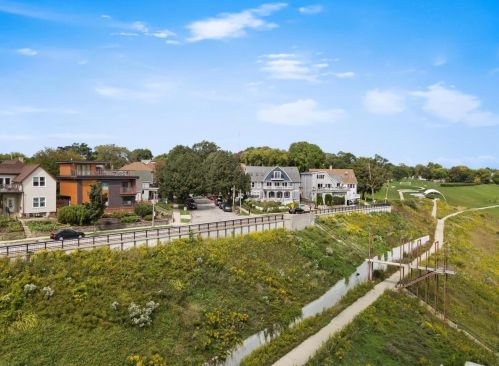 2001 Booth St, Milwaukee WI 53212-3403 exterior