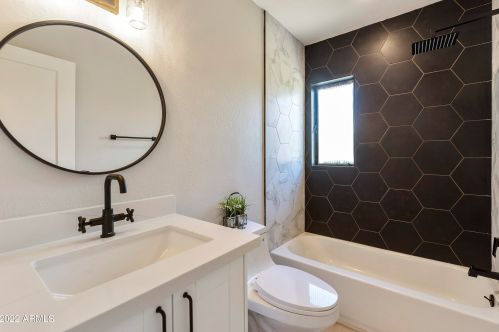 7008 11th Way, Phoenix AZ  85020-5313 exterior