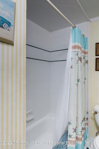 2215 Middle Ave, Point Pleasant Beach NJ 08742-5138 exterior