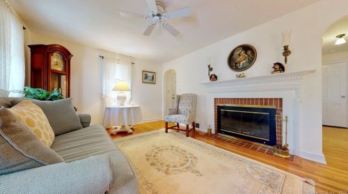 204 Edgemont Rd, Milford CT 06460-5009 exterior