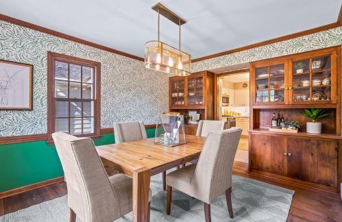 6440 Santa Monica Blvd, Milwaukee WI  53217-4249 exterior