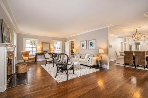 405 Daphne Rd, Milwaukee WI  53217-4242 exterior