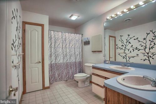 409 Dart Dr, Hanover PA 17331-1327 exterior