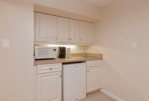 2 Deepwood Dr, Farmington CT 06032-1147 exterior