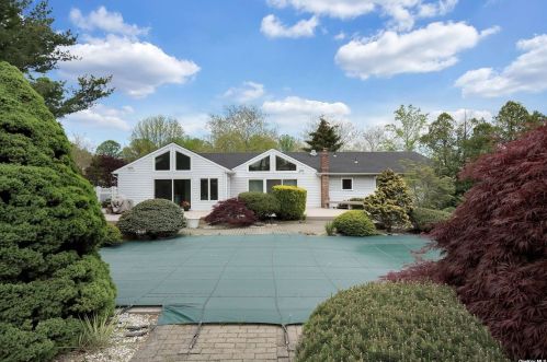 31 Lucille Ln, Huntington Station NY 11746-5810 exterior