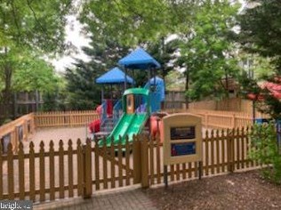 3805 Eisenhower Ave, Alexandria VA 22304-6427 exterior