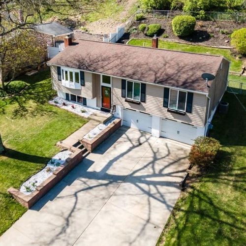 129 Dover Dr, Moon Twp PA  15108-1079 exterior