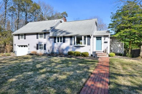 21 Nursery Rd, Huntington Station NY 11747-1028 exterior