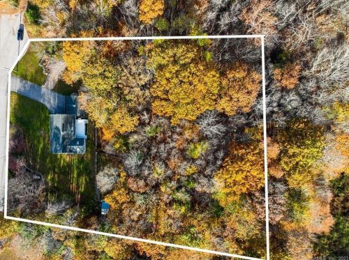 39 Tra Mart Dr, Uncasville CT  06382-1115 exterior