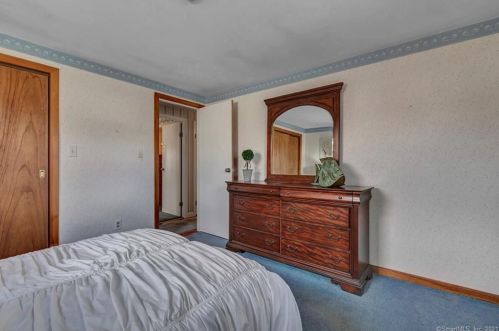 39 Caroline Dr, Milford CT 06461-2715 exterior