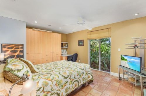 2633 Longboat Dr, Naples FL 34104-3382 exterior