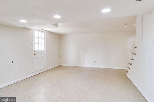 2701 Farmington Dr, Alexandria VA 22303-1315 exterior