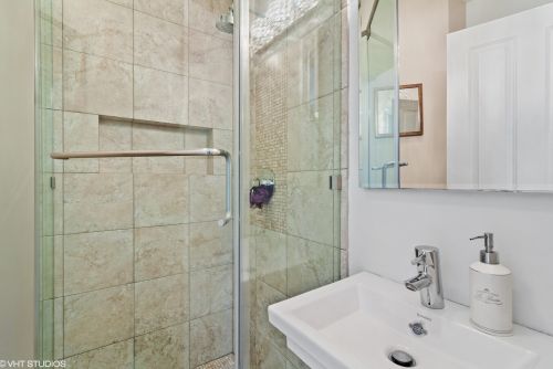 1921 Oakdale Ave, Chicago IL 60657-4026 exterior