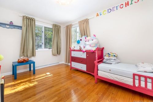 16 Angel Pl, North Haven CT 06473-2402 exterior