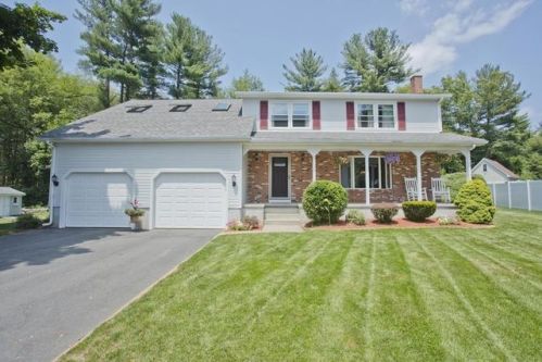 97 Calley St, Springfield, MA 01129-1952