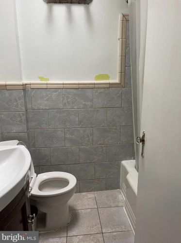 1125 Knorr St, Philadelphia PA 19111-4905 exterior