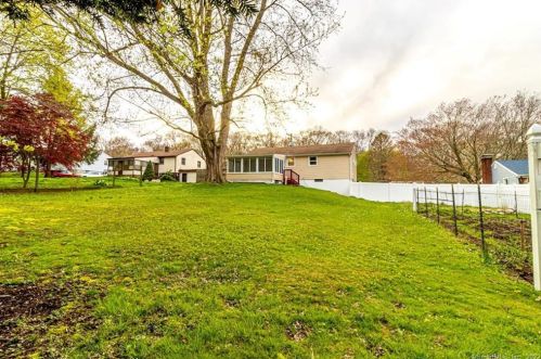 36 Park Avenue Ext, Uncasville CT 06382-1817 exterior