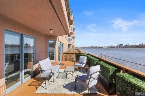 102 Adams Ct, Edgewater NJ 07020-1654 exterior