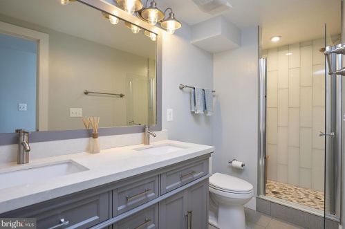 6825 Old Chesterbrook Rd, Mc Lean VA 22101-4408 exterior