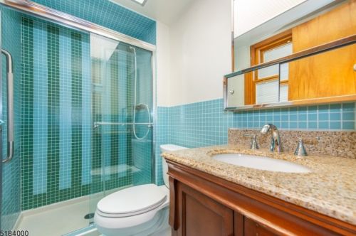 29 Westminster Ter, Town Center NJ 07052-2735 exterior