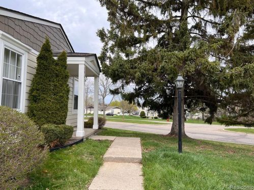 39623 Vlg Wood Ln, Novi MI 48375-4554 exterior